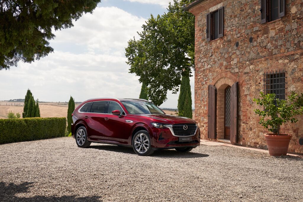 https://garagedm.mazda.ch/wp-content/uploads/sites/19/2024/04/Medium-2023_CX-80_GER-LHD_C001d_EXT_FQ_ArtisanRed_INT_PremiumModern_WhiteNappaLeather_High_PHEV_Cropped_withoutTalents_v2.jpg